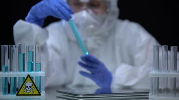 Працівник лабораторії оглядає пробірки з отрутою для відкладень, процес розчинення — стокове відео