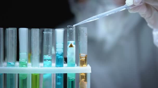 Cientista derramando líquido em tubo de ensaio com símbolo transversal, laboratório ilegal — Vídeo de Stock