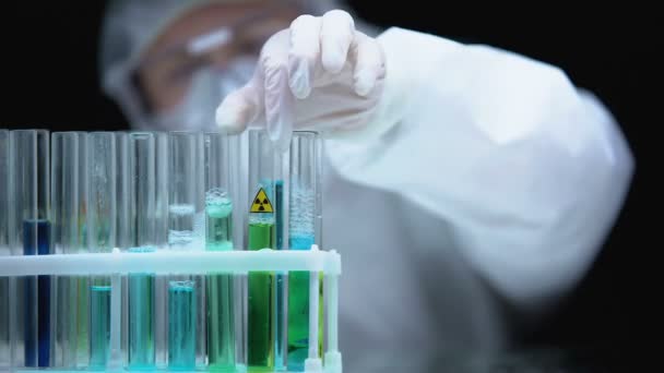 Lavoratore di laboratorio che preleva provetta con campione radioattivo verde, inquinamento ecologico — Video Stock
