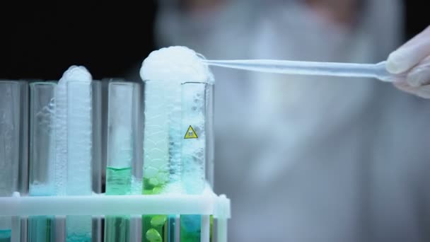 Lavoratore di laboratorio che aggiunge liquido in provetta con veleno bollente, sviluppo di antidoti — Video Stock