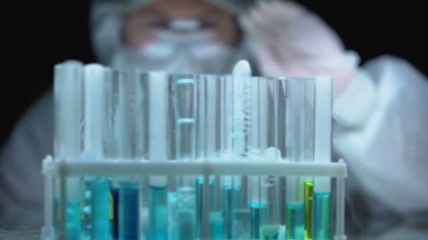 Trabajador de laboratorio tomando tubos de ensayo de la nevera, analizando veneno hirviendo, monitoreando — Vídeos de Stock
