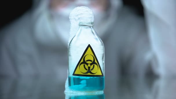Επιστήμονας που λαμβάνει φιάλη με εξάτμιση βιολογικού κινδύνου από ψυγείο, κίνδυνος — Αρχείο Βίντεο