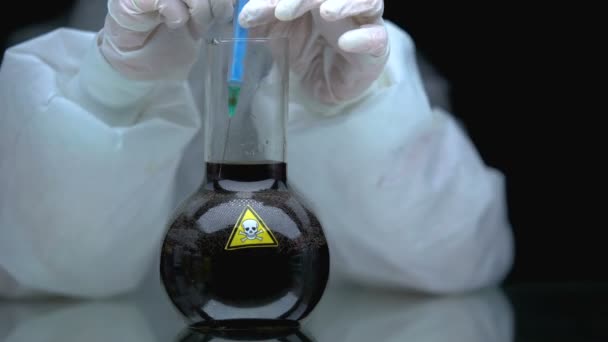 Travailleur de laboratoire prenant du poison avec une seringue, analyse biochimique, recherche — Video