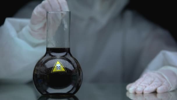 Trabajador médico poniendo ampolla con antídoto en la mesa cerca del veneno en el frasco — Vídeo de stock