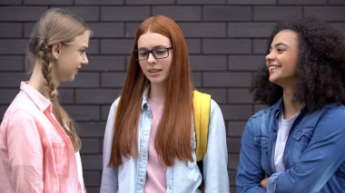 Kızıl saçlı öğrenci üniversite akranlarını gücendiriyor, arka bahçeyi tehdit ediyor