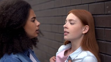 Afrikalı lise öğrencisi duvar istismarına karşı iterek kadın genç tehdit