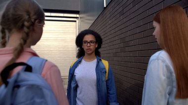 Korkmuş Afrikalı genç alay kadın okul arkadaşları, üniversite zorbalık bakıyor