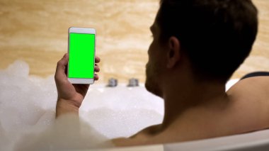 Adam köpük, eğlence, 4g internet ile banyo alarak akıllı telefon tv dizisi izlerken