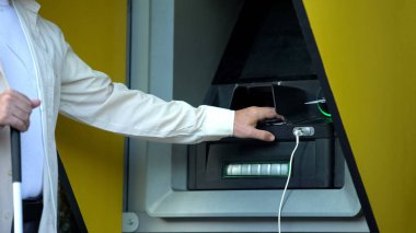 Görme engelli adam ATM makinesine şifre sokularak, para çekiyor
