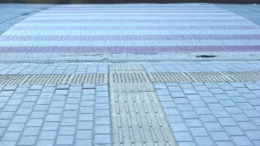Görme engelli yayalar için dokunsal kaldırım ile Crossroad sosyal sigorta
