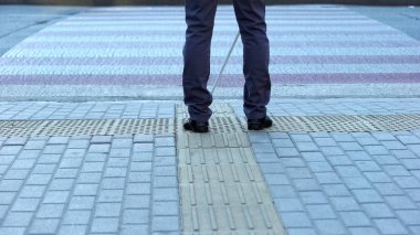 Dokunsal fayans tespit Yalnız kör adam, güvenli yol yaya geçidine yürüme