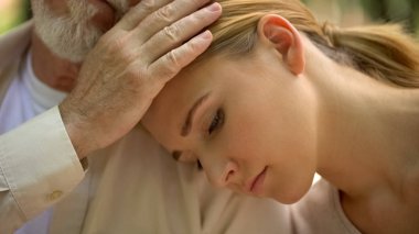 Yaşlı baba sorun, destek ve bakım kavramı zaman yetişkin kızı yatıştırıcı