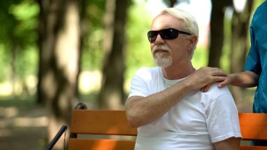 Bling adam hemşire elini tutarak, rehabilitasyon merkezinin hasta destek