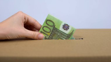 Bağış kutusuna euro banknot koyan kadın eli, hayır kurumu, fedakarlık
