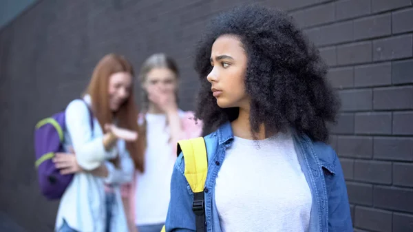 Confused Fekete Iskolás Első Gúnyolódó Főiskolai Tinédzserek Nevetve Osztálytársai — Stock Fotó