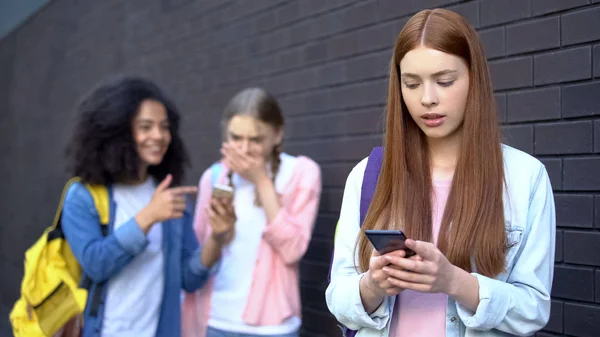 Bullied Studentka Czytania Żenujące Wiadomości Społecznych Sieci Przez Smartphone — Zdjęcie stockowe