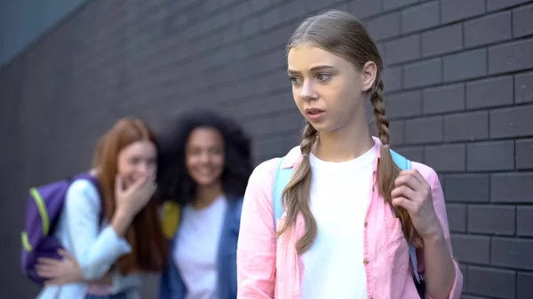 Ongelukkige Schoolmeisje Staande Voor Van Lachen Wrede Leerlingen College Spottende — Stockfoto