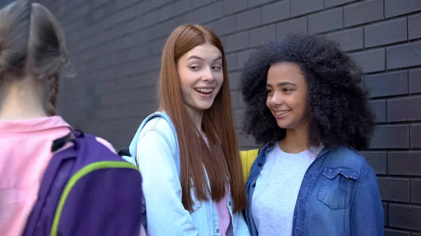 Female Teenagers Laughing New Student Passing School Rejection Offend — Stock Photo, Image