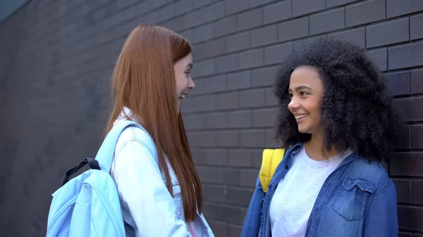 Gelukkige Vrouwelijke Tieners Zoek Naar Elke Andere School Achtertuin Vrienden — Stockfoto