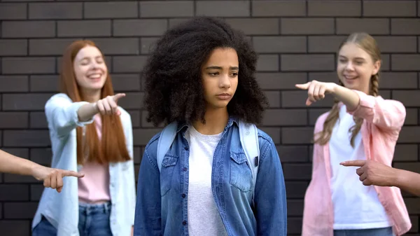 Cruel Grupo Adolescentes Señalando Con Dedo Colegiala Rizada Afroamericana Racismo —  Fotos de Stock