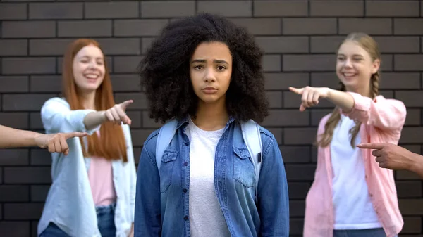 Olycklig Schoolgirl Söker Kamera Tonåringar Pekfingret Mobbning Offer — Stockfoto