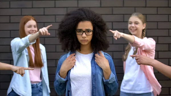 Spottende Klasgenoten Wijzende Vingers Bij Zwarte Vrouwelijke Tiener Brillen — Stockfoto