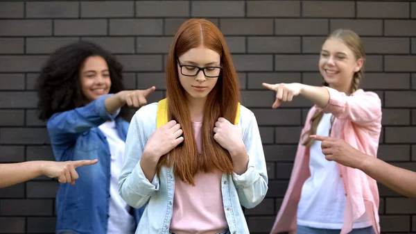 Teenageři Ukazující Prsty Nové Chytré Spolužáky Školní Tašce — Stock fotografie