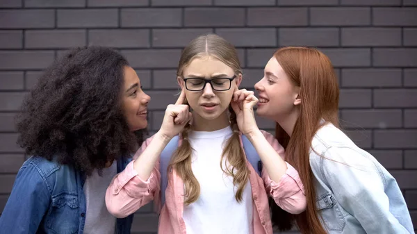 Crueles Adolescentes Burlándose Las Gafas Alumna Acosando Víctima Cubriendo Orejas —  Fotos de Stock