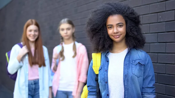 Aranyos Női Tanulók Mosolygó Kamera Barátságos Légkör Főiskolai Campus Oktatás — Stock Fotó