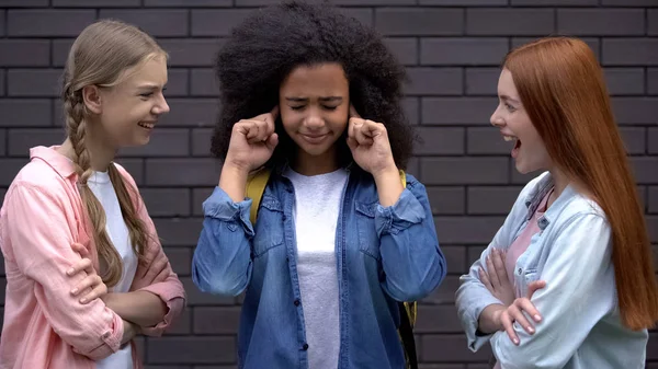 Junge Frauen Verspotten Schwarze Klassenkameradin Mobbingopfer Verschließen Ohren Konflikt — Stockfoto