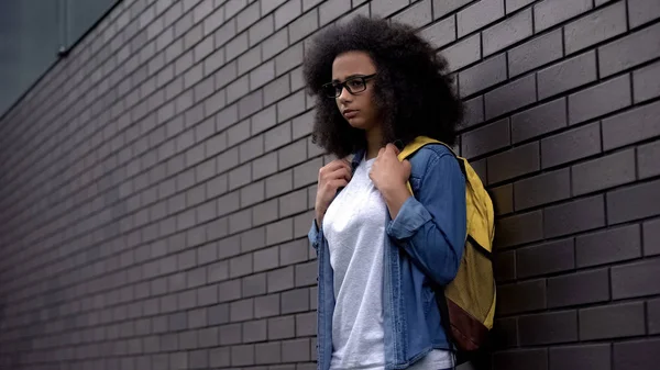 Lonely Afro American Schoolgirl Standing College Backyard Puberty Insecurities — Stock Photo, Image