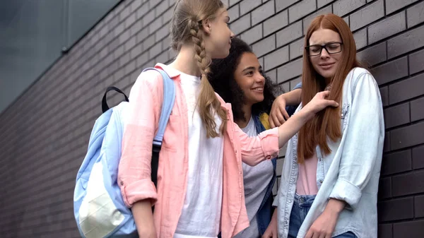 Estudantes Sexo Feminino Zombando Estudante Assustada Faculdade Bullying Quintal Abuso — Fotografia de Stock