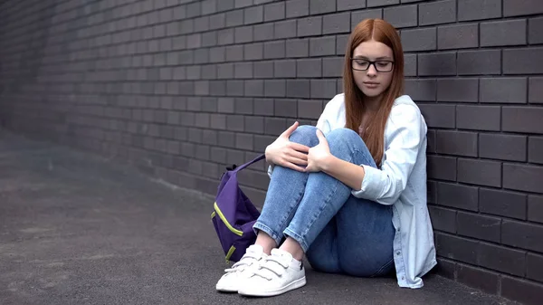 Ensomme Kvinnelige Studentbriller Sittende Gulvet Skolegården Problemer – stockfoto