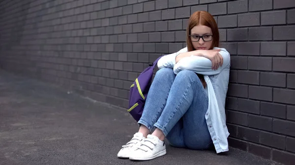 Verzweifelte College Studentin Sitzt Schulhof Pubertät Alter Unsicherheiten — Stockfoto