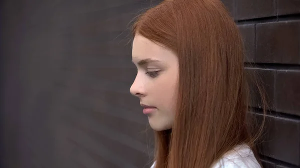 心烦意乱的红头发的年轻女子 沮丧的女青少年 忧郁的悲伤 — 图库照片