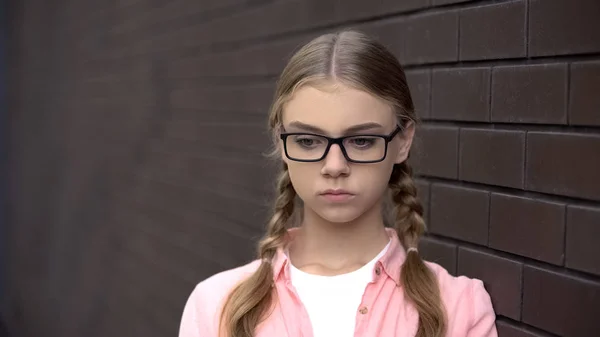 Preocupado Colegiala Caucásica Gafas Pie Pared Ladrillo Fondo Pubertad — Foto de Stock