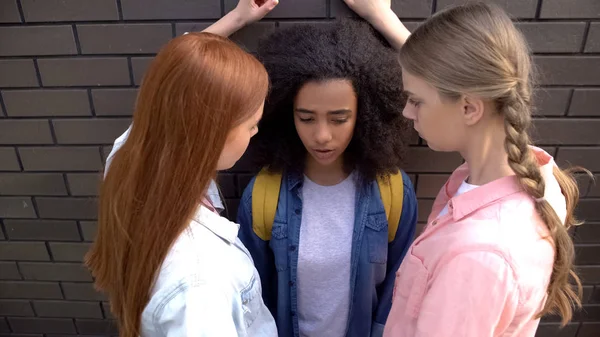 Two Caucasian Schoolgirls Intimidating Afro American Classmate Teen Cruelty — Stock Photo, Image