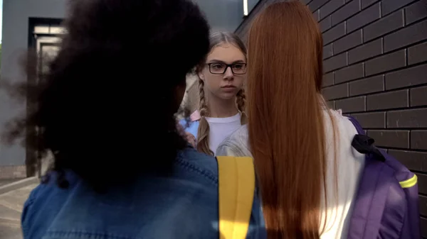 Γυναίκες Μαθητές Στέκονται Μπροστά Από Σχολικό Σύντροφο Γυαλιά Στην Αυλή — Φωτογραφία Αρχείου