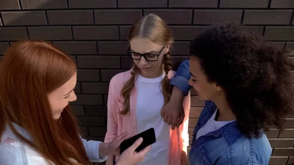 Mocking Estudantes Verificando Smartphone Colega Escola Rindo Abuso Adolescente — Fotografia de Stock