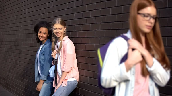 Spottende Tieners Scheve Muur Achtertuin Lachen Bescheiden Klasgenoot Passeren Door — Stockfoto