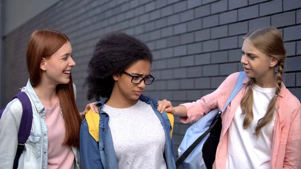 Crueles Colegialas Secundaria Golpeando Estudiante Negro Humillación Racismo Abuso — Foto de Stock