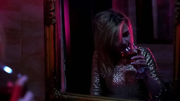 Mulher Bebendo Vinho Frente Espelho Boate Estilo Vida Vício Álcool — Fotografia de Stock