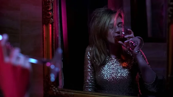 Mujer Intoxicada Bebiendo Vino Frente Espejo Fiesta Club Nocturno Estilo — Foto de Stock