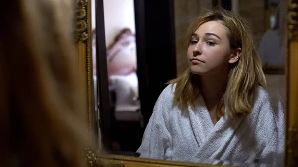 Feminino Roupão Banho Branco Olhando Espelho Manhã Desapontado Com Pele — Fotografia de Stock