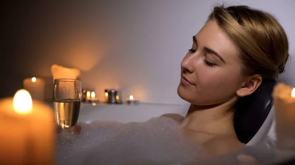 Jolie Femelle Avec Verre Champagne Reposant Dans Bain Avec Des — Photo