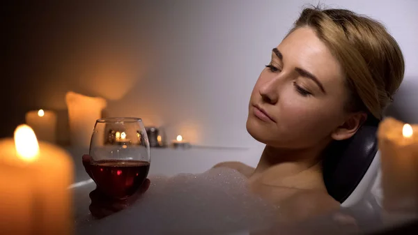 Bonita Hembra Con Copa Vino Descansando Baño Con Burbujas Espuma — Foto de Stock