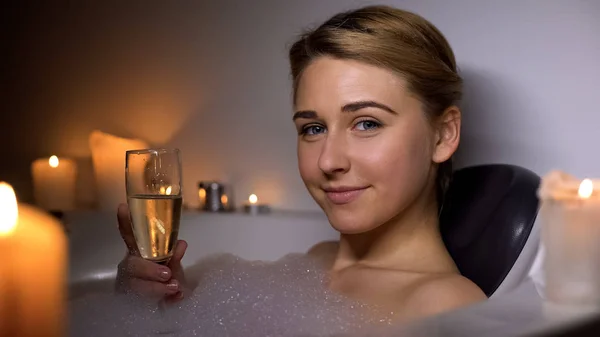 Mädchen Der Badewanne Mit Schaum Und Kerzen Die Ein Glas — Stockfoto
