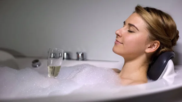 Mulher Sorrindo Bebendo Champanhe Banho Com Bolhas Espuma Noite Relaxar — Fotografia de Stock