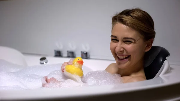 Positive Frau Spielt Mit Gummiente Der Badewanne Kindliche Stimmung Spaß — Stockfoto