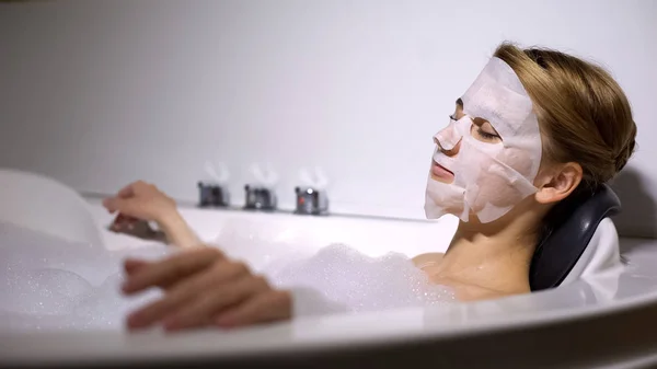 Mulher Jovem Relaxante Banho Com Bolhas Espuma Máscara Essência Natural — Fotografia de Stock